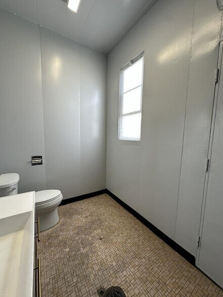 More Photos Of 201 W Main St, Laurel Service Station For Lease