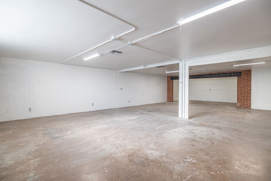 More Photos Of 2423 W Campbell Ave, Phoenix Warehouse For Lease