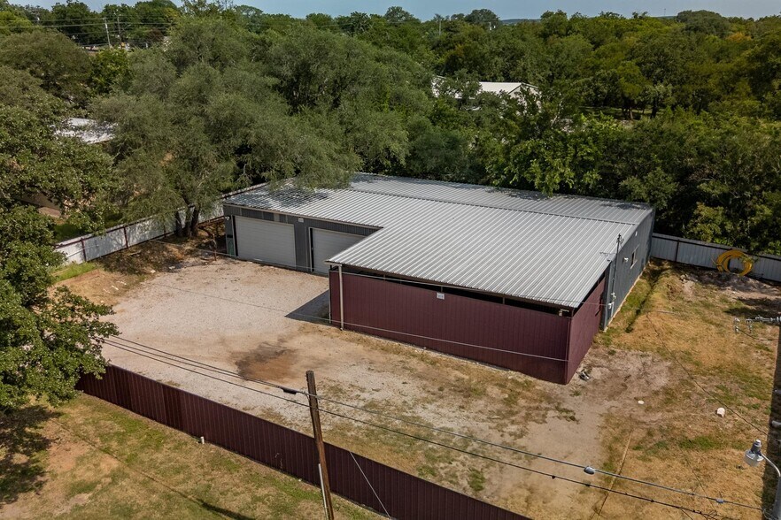 More Photos Of 201 W 9th St, Burnet Warehouse For Lease
