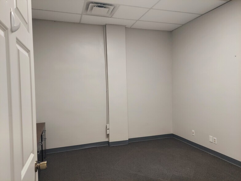 More Photos Of 207 N Brewer St, Paris Storefront Retail Office For Lease