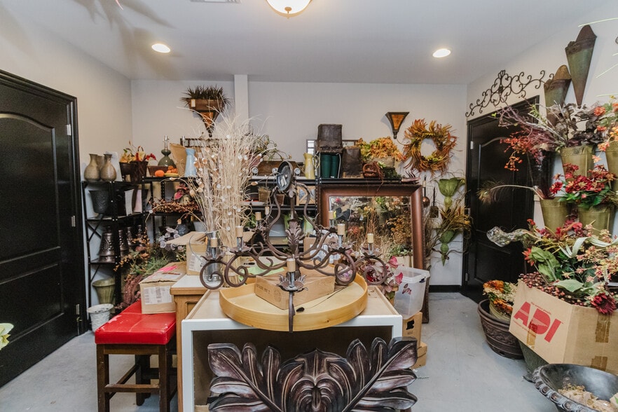 More Photos Of 736 N Andover Rd, Andover Storefront For Sale