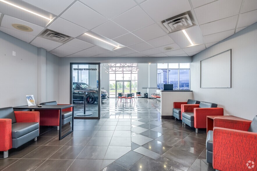 More Photos Of 3210 W Washington St, West Bend Auto Dealership For Lease