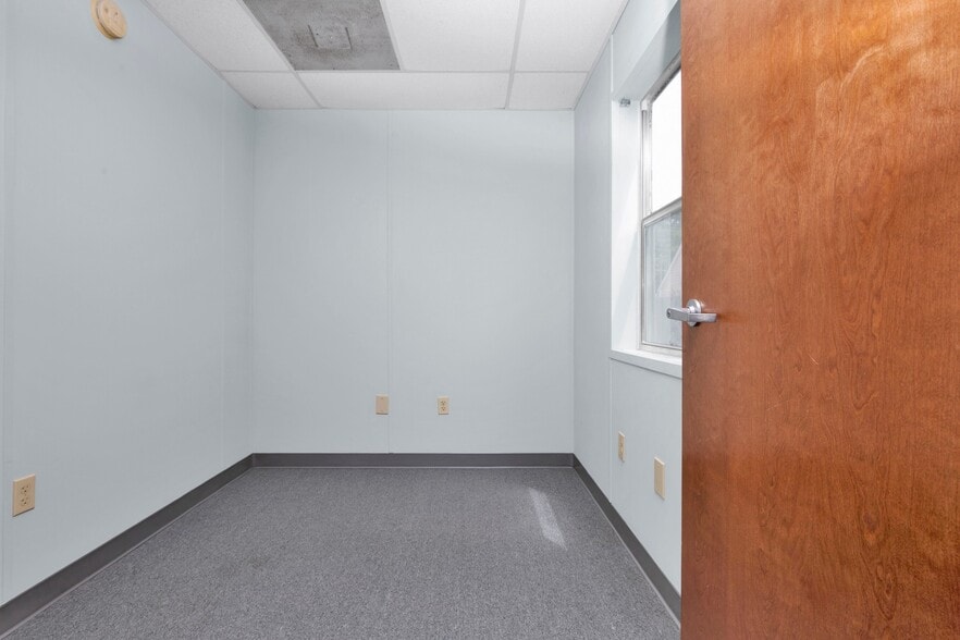 More Photos Of 2407 W 5th St, Lumberton Office For Sale