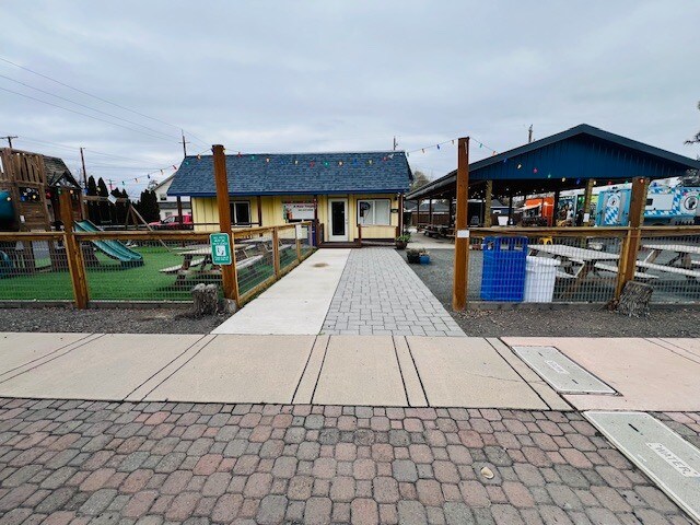 More Photos Of 122 SW 5th St, Redmond Specialty For Sale