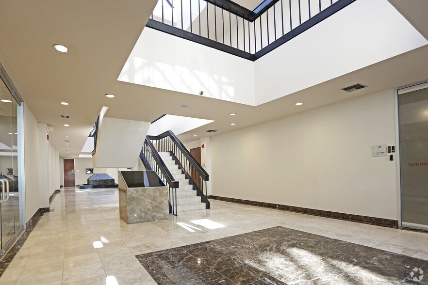 More Photos Of 17120 N Dallas Pky, Dallas Office For Lease