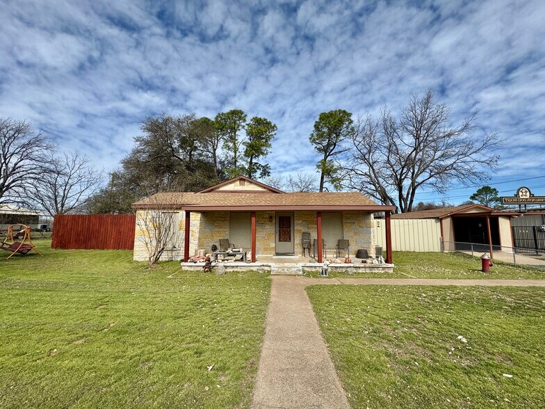 More Photos Of 5920 Walnut Creek Dr, Granbury Veterinarian Kennel For Sale