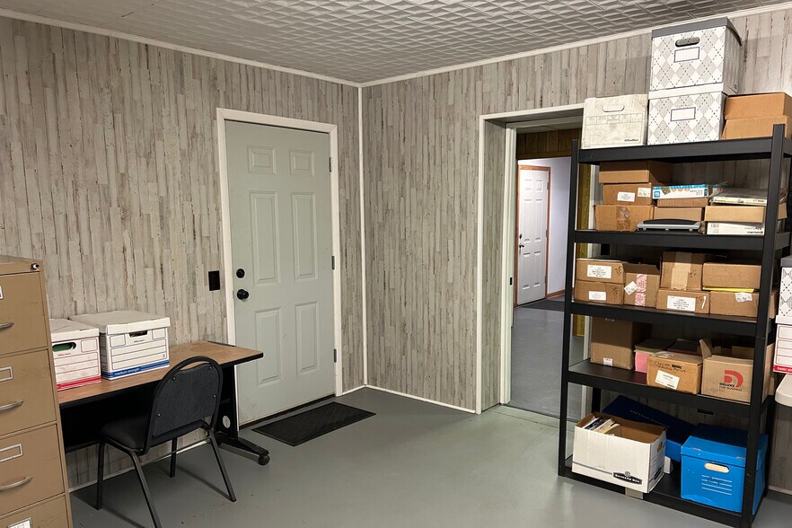 More Photos Of 515 S Noble St, Anniston Light Distribution For Sale