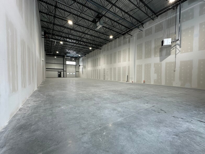 More Photos Of 5539 St Ernest-Cormier, Laval Showroom For Lease