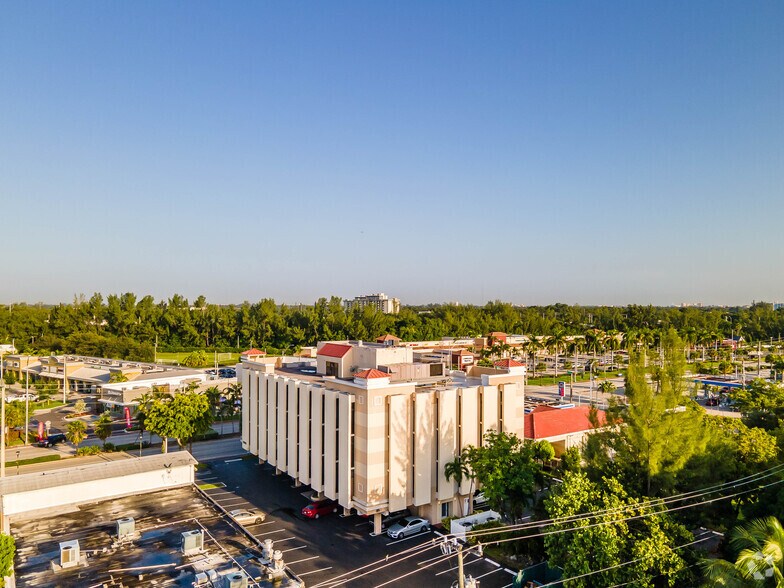 More Photos Of 12955 Biscayne Blvd, North Miami Office For Lease