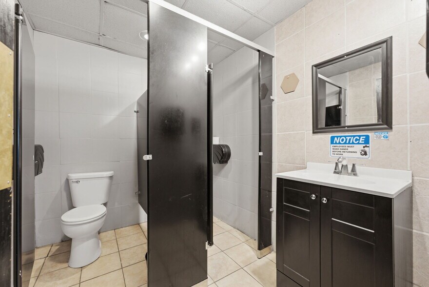 More Photos Of 2025 Hickory Grove Rd, Davenport Bar For Sale