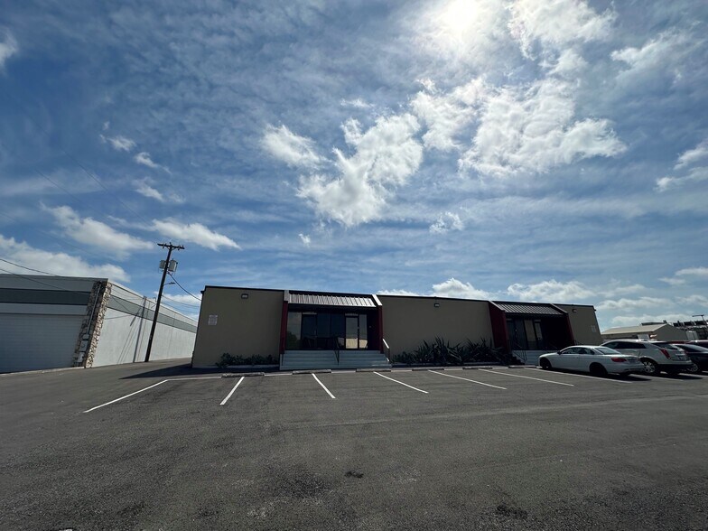 More Photos Of 10800-10812 Hillpoint Dr, San Antonio Unknown For Lease