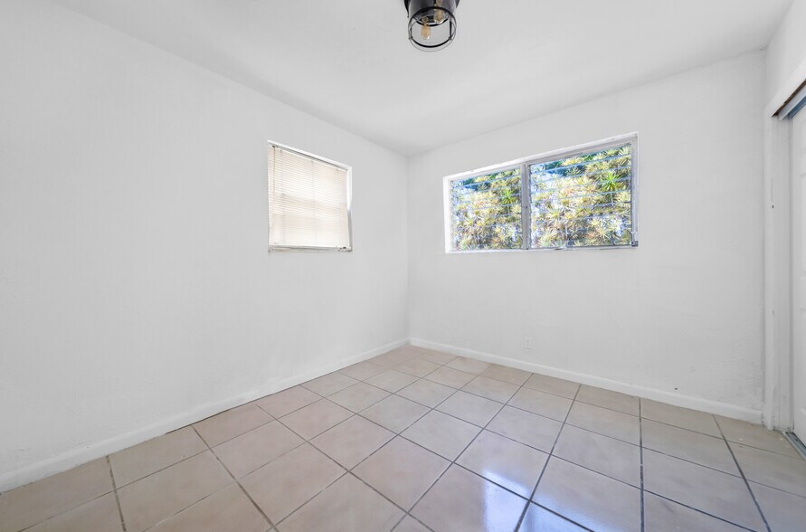 More Photos Of 1943-1947 Buchanan St, Hollywood Apartments For Sale