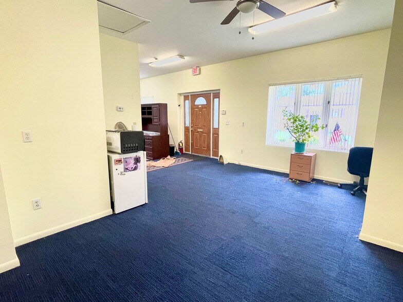 More Photos Of 13 New York Ave, Colonia Office For Sale