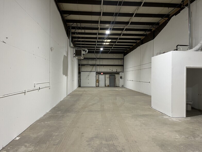 More Photos Of 3100 Justin Dr, Urbandale Flex For Lease