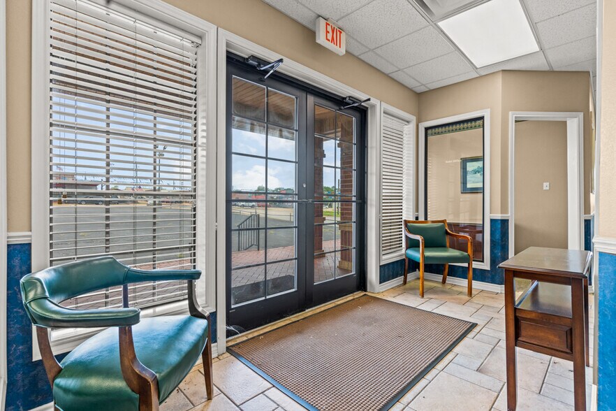 More Photos Of 112 US Highway 271 N, Gilmer Office For Lease