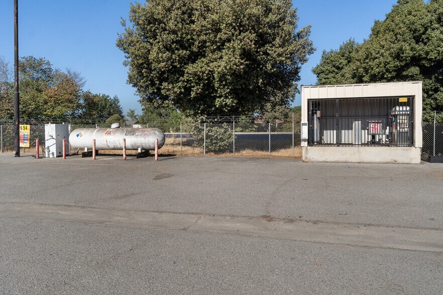 More Photos Of 943 W Westfield Ave, Porterville Service Station For Sale