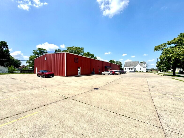 More Photos Of 2509 S 1st St, Terre Haute Showroom For Sale