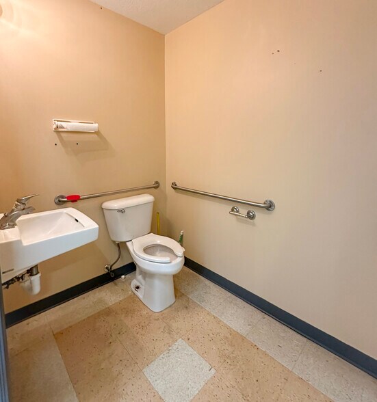 More Photos Of 210 2nd St, Lincoln Flex For Sale