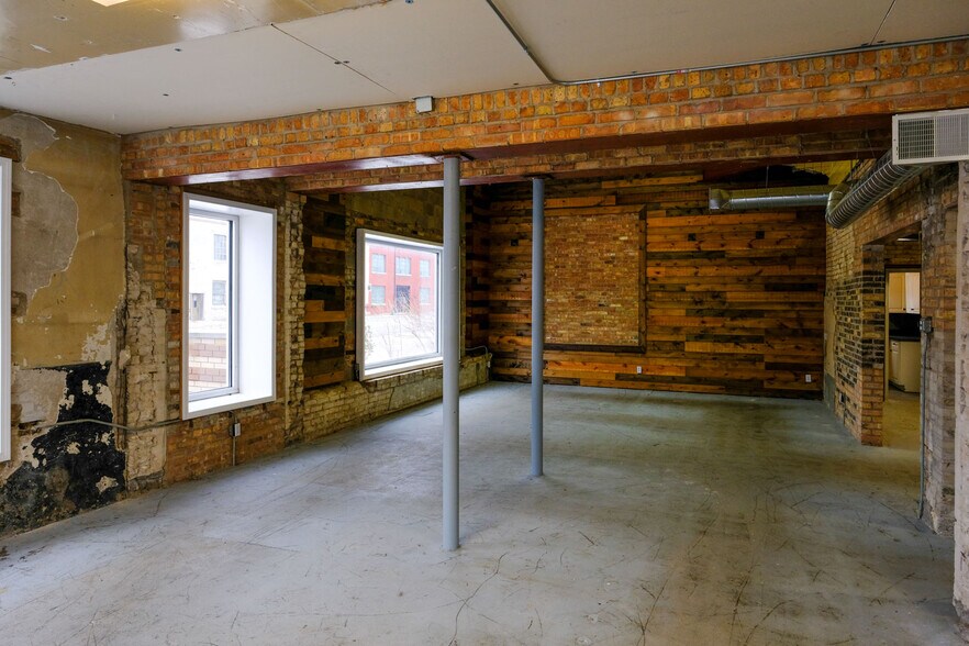 More Photos Of 408 W Main St, Benton Harbor Freestanding For Lease