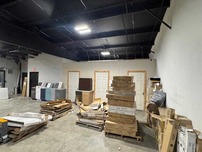 More Photos Of 2103 S 8th St, Rogers Warehouse For Sale