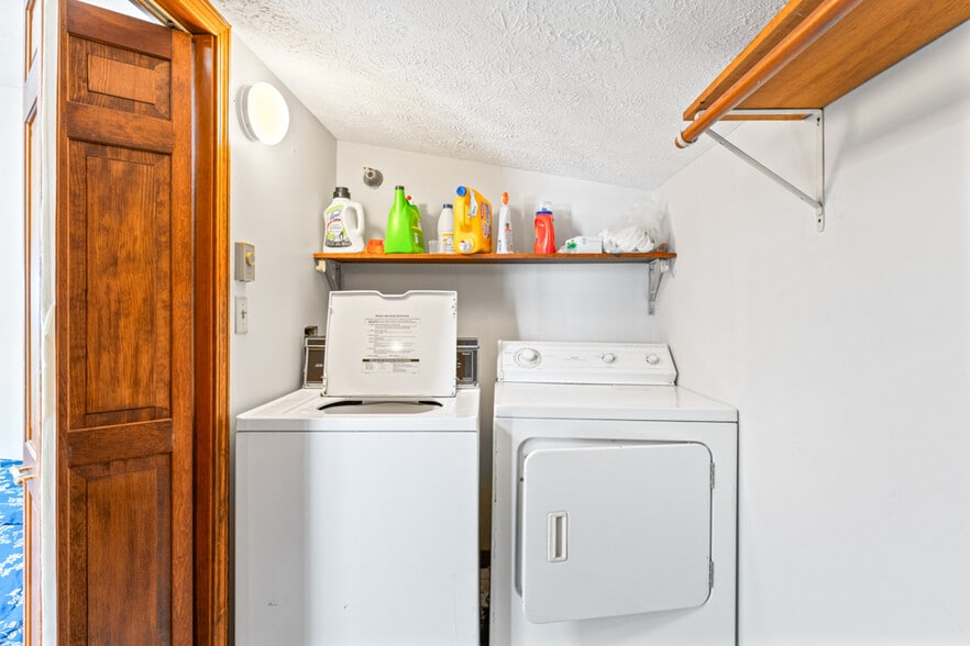 More Photos Of 60 Mile Rd, Wells Restaurant For Sale