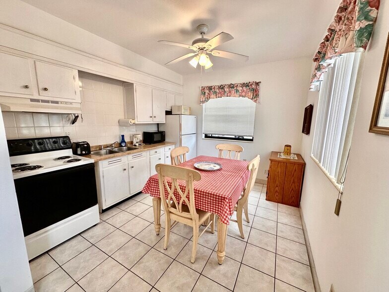 More Photos Of 2212 N Surf Rd, Hollywood Specialty For Sale