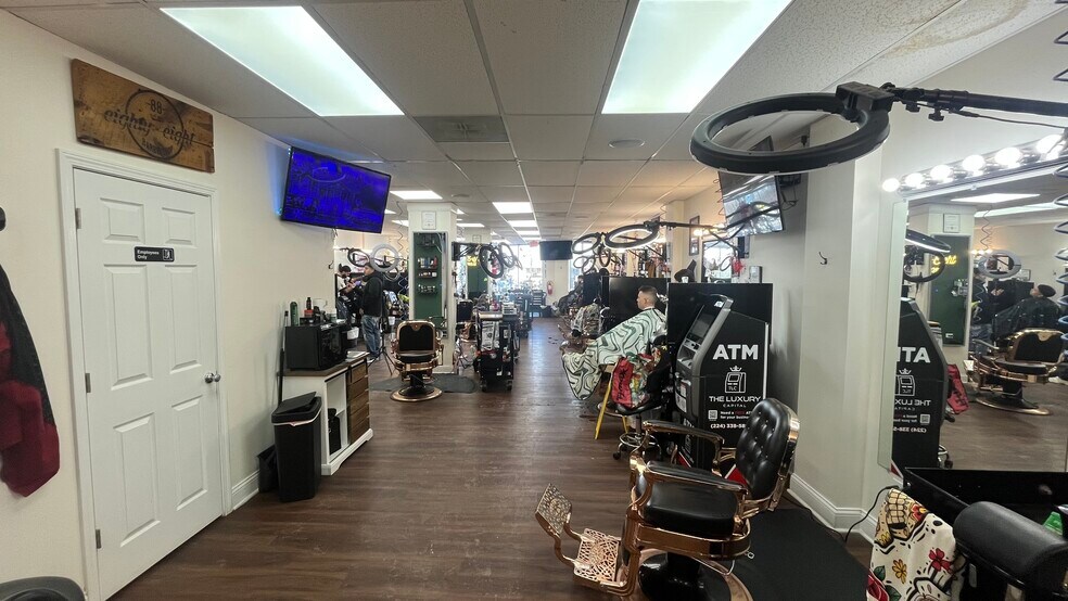 More Photos Of 417 Railroad Ave, Round Lake Freestanding For Lease