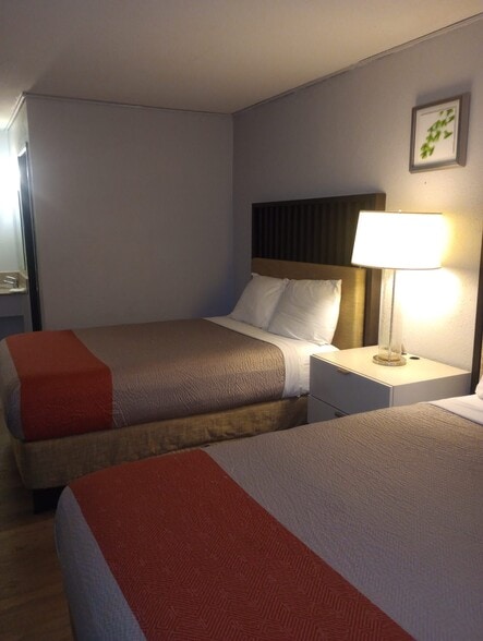 More Photos Of 2501 52nd Ave, Moline Hotel For Sale