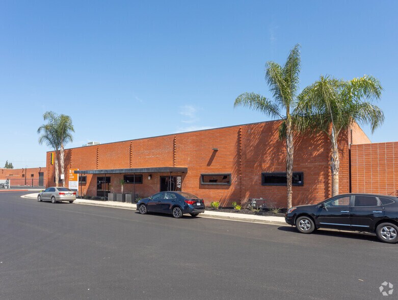More Photos Of 4209 Vanowen Pl, Burbank Warehouse For Lease