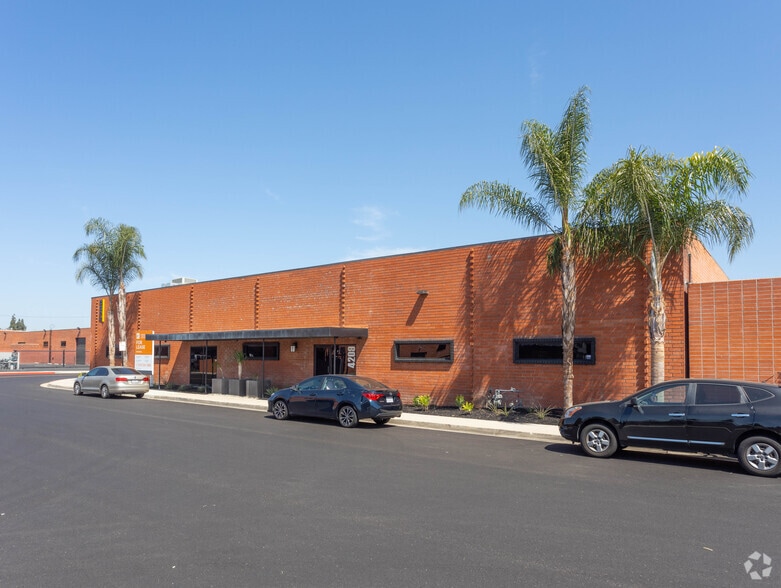 More Photos Of 4209 Vanowen Pl, Burbank Warehouse For Lease