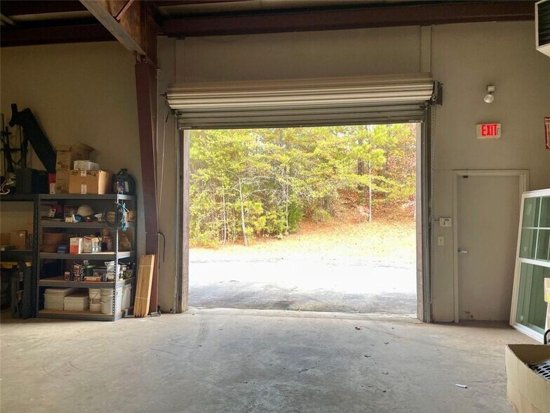 More Photos Of 4913 Summer Oak Dr, Buford Light Manufacturing For Lease