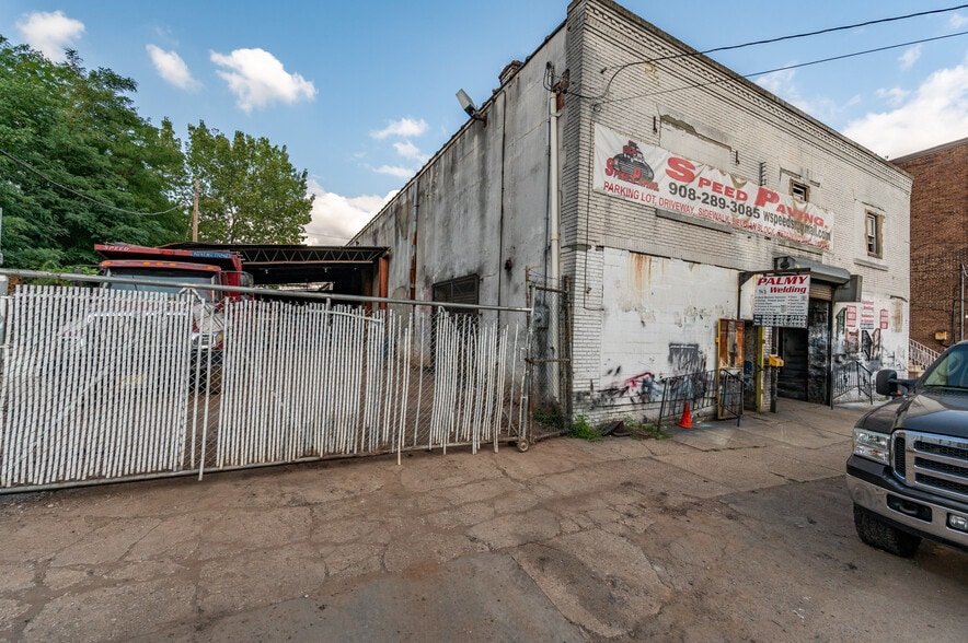 More Photos Of 335-337 E Jersey St, Elizabeth Distribution For Sale