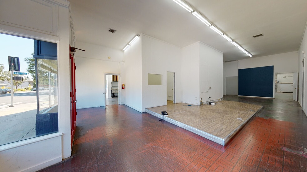 More Photos Of 13031 Montana Ave, Los Angeles Freestanding For Lease