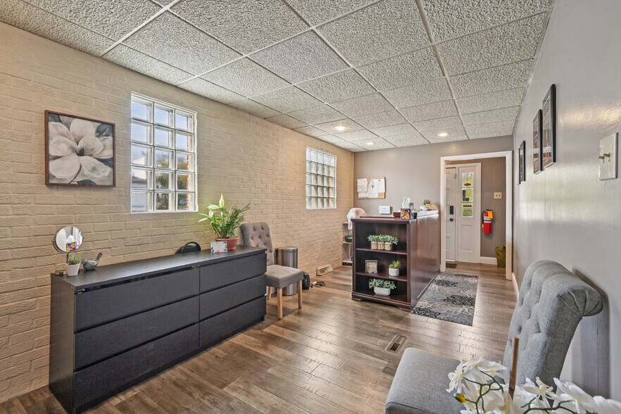 More Photos Of 56 N Franklin St, Delaware Freestanding For Sale