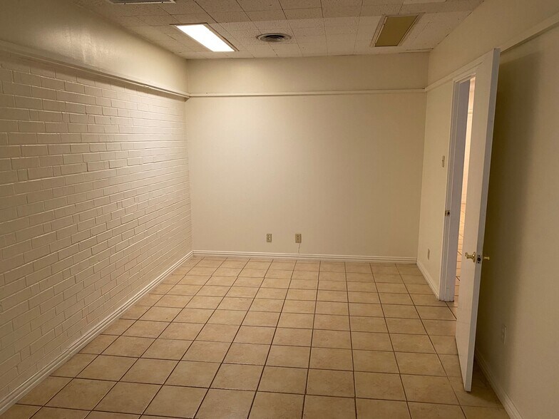 801 N Zang Blvd, Dallas, TX 75208 Medical Office For Lease