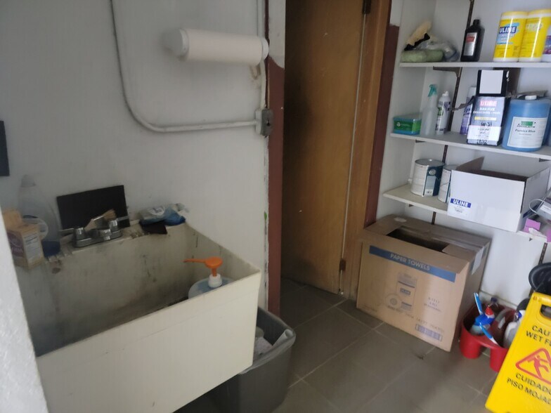 More Photos Of 17809 E Appleway Ave, Spokane Valley Showroom For Sale