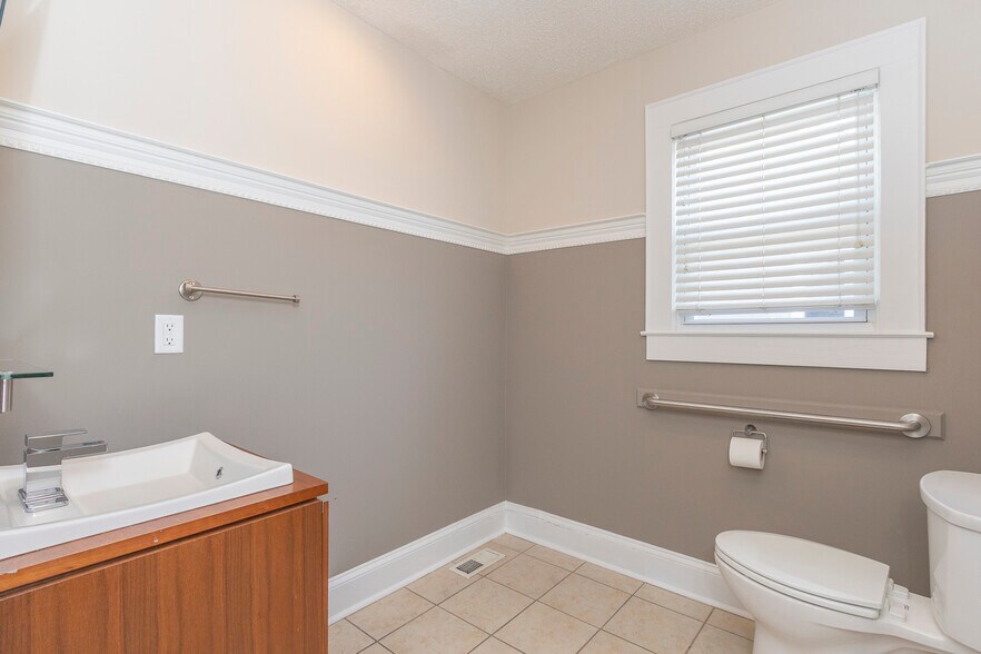 More Photos Of 2006 N Main St, Anderson Office For Sale