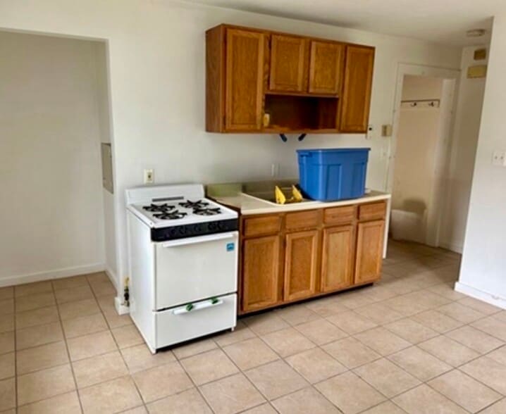 More Photos Of 44 Ellsworth St, Worcester Light Distribution For Sale