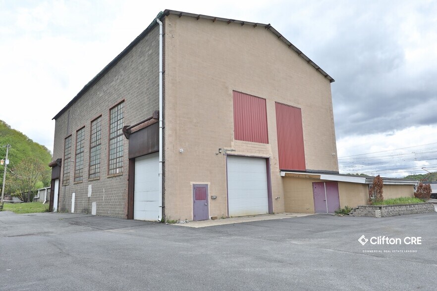 More Photos Of 126 E Dickerson St, Dover Warehouse For Lease