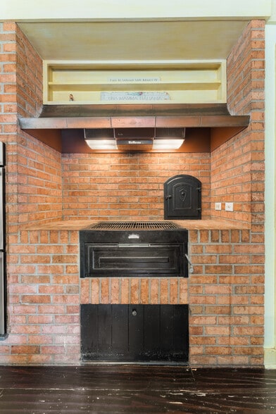 More Photos Of 550 Warner rd, Vienna Specialty For Sale
