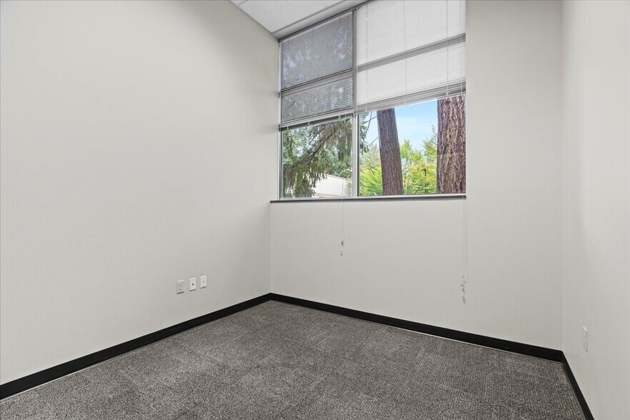 More Photos Of 6455 Lakeview Blvd, Lake Oswego Flex For Lease