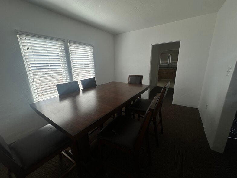 More Photos Of 2017 Brundage Ln, Bakersfield Office Residential For Lease