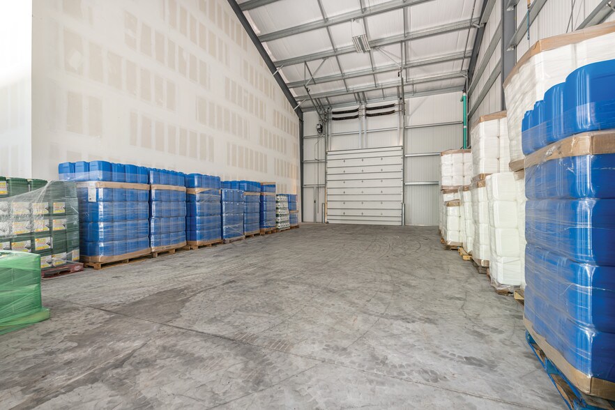 More Photos Of 286 W Montauk Hwy, Hampton Bays Warehouse For Lease
