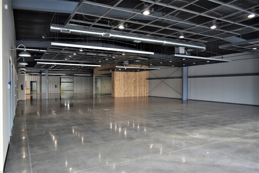 More Photos Of 9701 Northwest Expy, Yukon Showroom For Sale