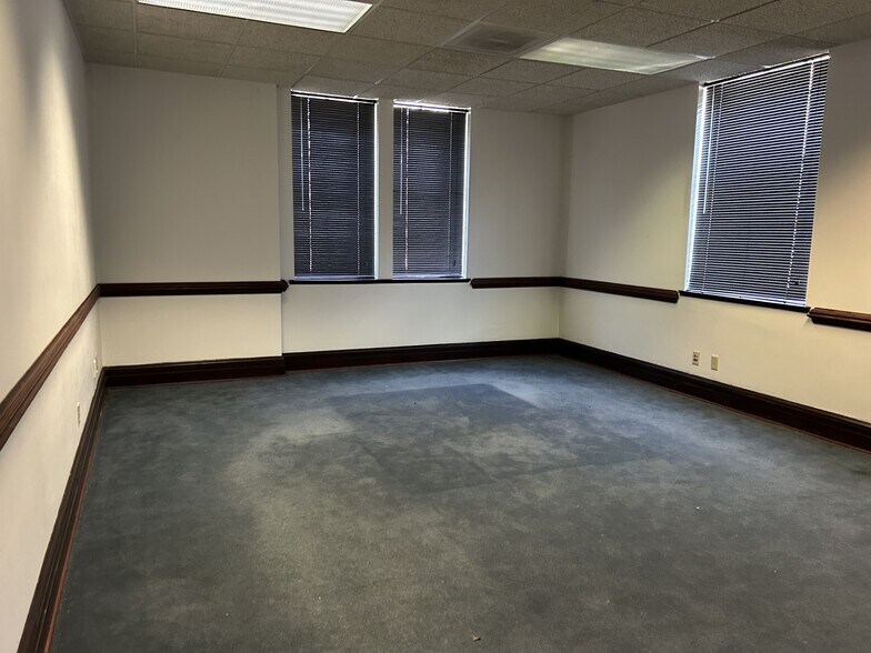 More Photos Of 219 E Washington Ave, Oshkosh Office For Sale