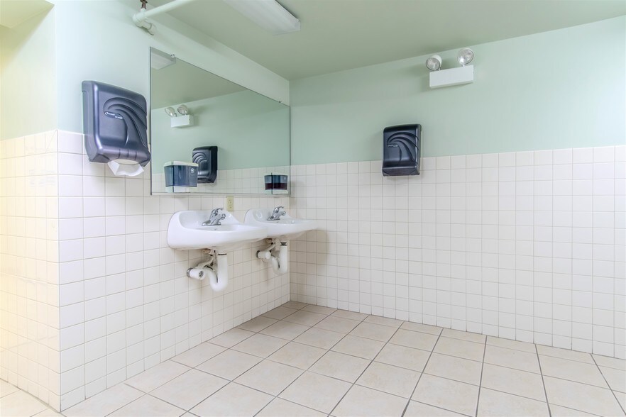 More Photos Of 1715 N Division St, Morris Unknown For Lease