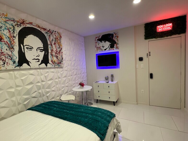 More Photos Of 1829 Fillmore St, Hollywood Hotel For Sale