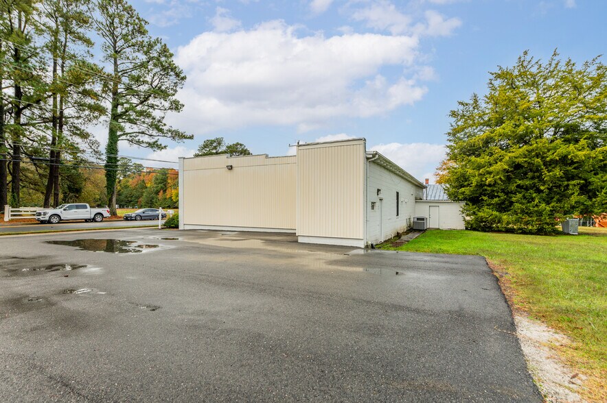 More Photos Of 16945 General Puller Hwy, Deltaville Office For Sale