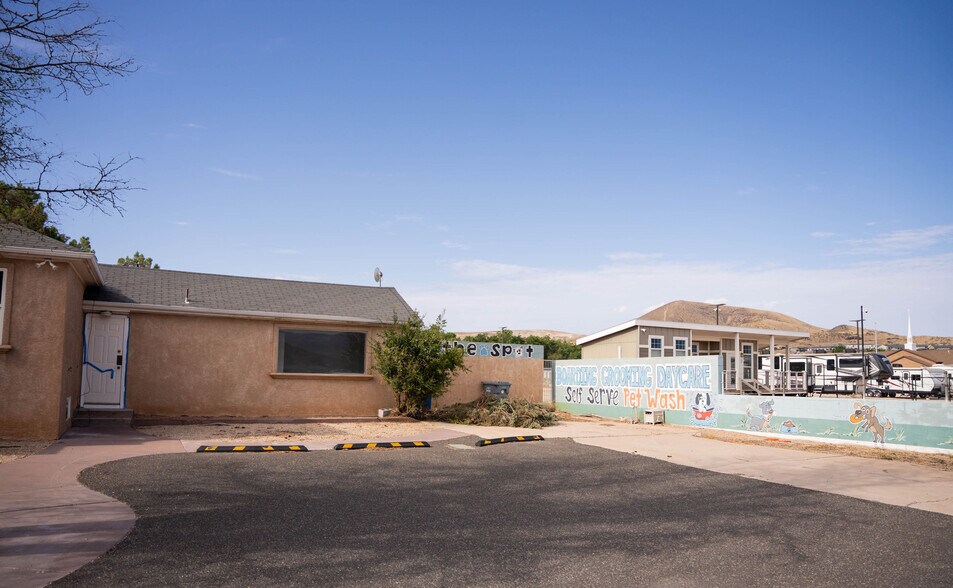 More Photos Of 1545 W State St, Hurricane Veterinarian Kennel For Lease