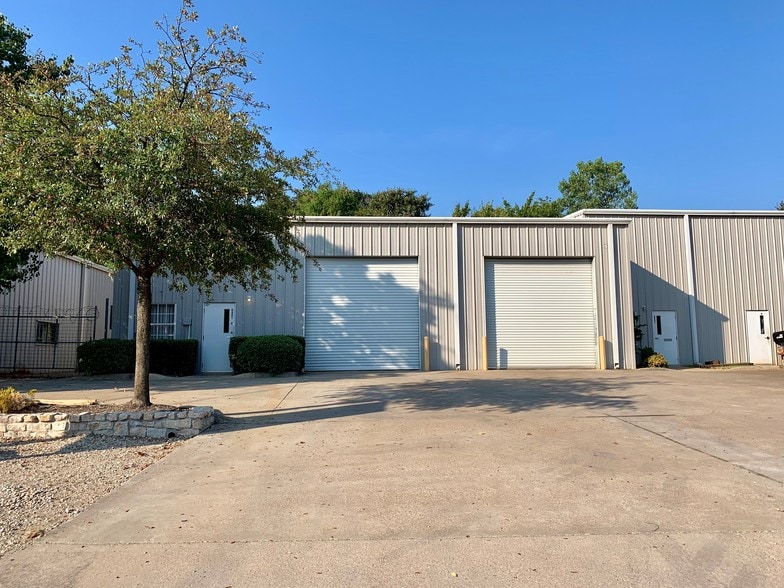 More Photos Of 6901 Maple Ave, Dallas Warehouse For Lease